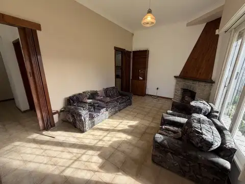 Casa 4 ambientes con 2 baños
