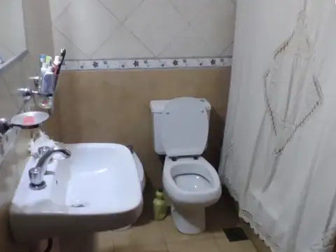 Casa 4 ambientes con 1 baño