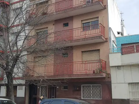 DEPARTAMENTO 2 AMBIENTES, PRIMER PISO POR ESCALERA   AMPLIO Y LUMINOSO  A METROS DE TRAFUL