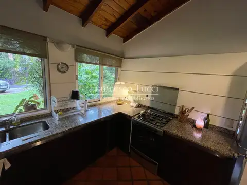 Casa en Alquiler con 2 cocheras