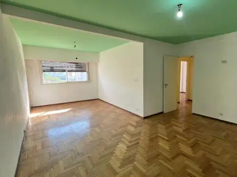 Amplio Departamento de 3 Ambientes + Escritorio en Morón Centro