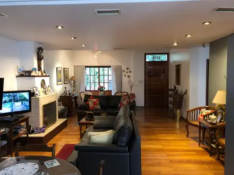 Casa 5 ambientes con 4 baños