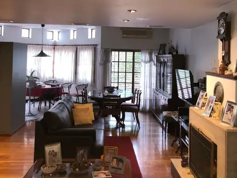 CASA DE 5 AMBIENTES. BOEDO: 4 BAÑOS, GARAGE, PARQUE, QUINCHO