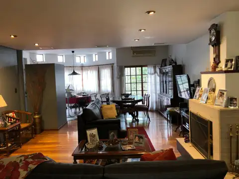 CASA DE 5 AMBIENTES. BOEDO: 4 BAÑOS, GARAGE, PARQUE, QUINCHO