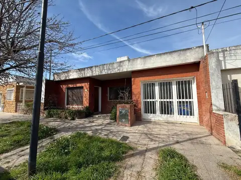 CASA EN VENTA EN PERGAMINO CON PATIO