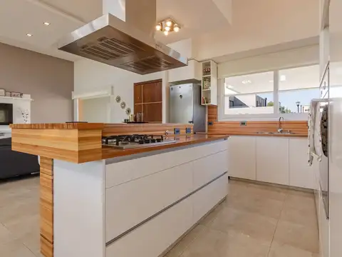 Casa en Alquiler con 2 cocheras