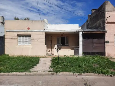 CASA EN VENTA EN PALOMAR DE 4 AMBIENTES CON COCHERA