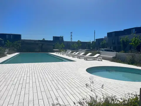 Casa en VENTA 3 Dormitorios, Barrio Cerrado con Jardín y Parrilla