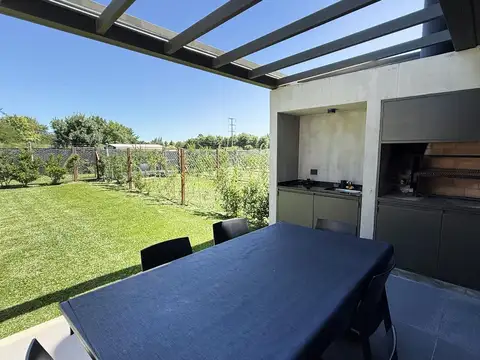 Casa en VENTA 3 Dormitorios, Barrio Cerrado con Jardín y Parrilla