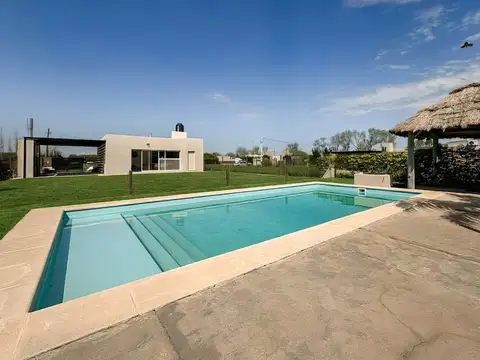 Venta Casa de 2 Dormitorios con amplio jardín y pileta en Funes Town