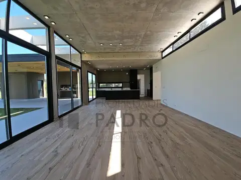 Casa 6 ambientes con 4 baños