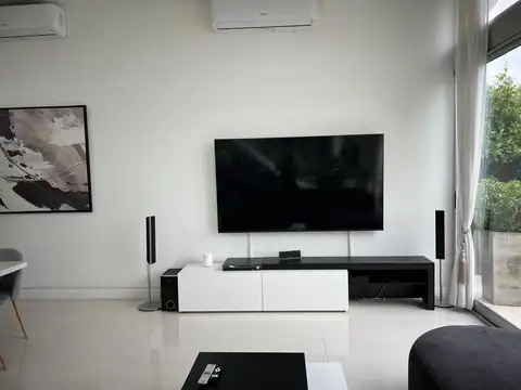 Casa en Alquiler con 3 cocheras