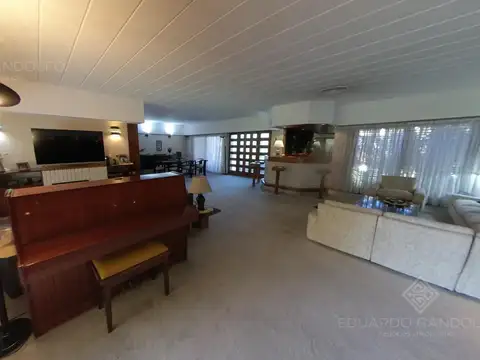 Casa 7 ambientes con 5 baños