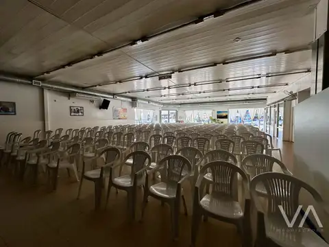 Excelente local comercial en esquina sobre avenida. Peralta Ramos.