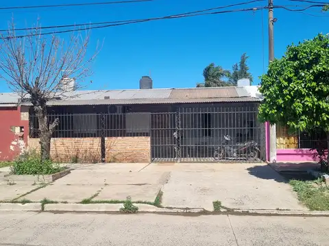 Casa independiente 3 dormitorios sobre Av Toledo, Barranqueras