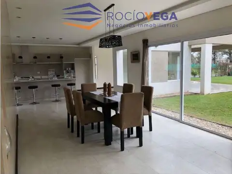 Casa en Venta con 2 cocheras