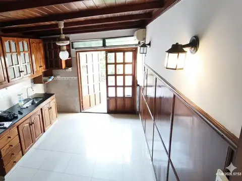 CASA ESCALADA 4 AMB. COCH. 2AUTOS C/ PARRILLA