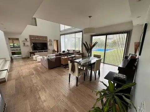 Casa en Venta con 6 cocheras