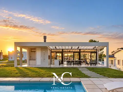 Casa en venta en Costa Esmeralda con fondo libre y piscina