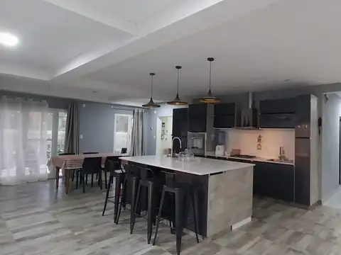 Casa en Alquiler con 5 cocheras