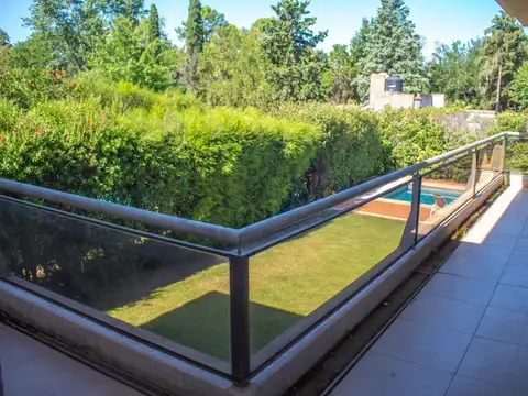 Casa 9 ambientes con 4 baños