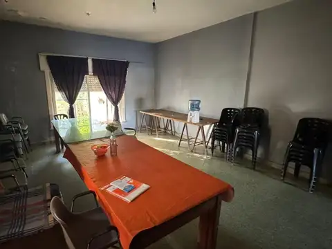 Hermosa casa con local y departamento en planta alta