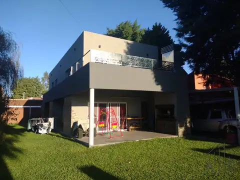 Casa 6 ambientes con 2 baños