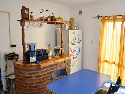 Casa 4 ambientes con 2 baños