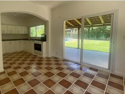 Casa en Alquiler con 5 cocheras