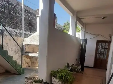 ALBERDI CASA CON GALPON Y DEPARTAMENTO