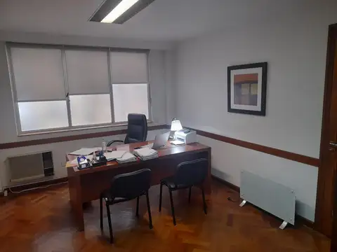 Amplia oficina de 5 ambientes sobre Diagonal Norte