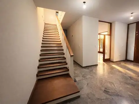 Casa en Venta con 4 cocheras