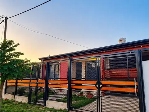 Casa de 4 dormitorios a 50 mts de Costanera.