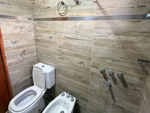 Casa 8 ambientes con 2 baños