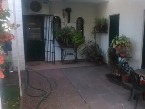 Chalet mediterráneo 4 ambientes piscina