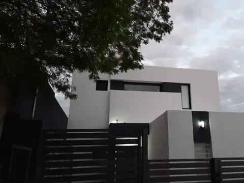 Hermosa casa en VENTA en Altos de La Calera | 4 dormitorios | 3 baños | playroom ?