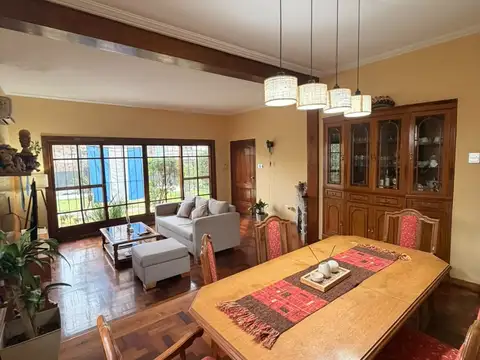 Casa 5 ambientes con 2 baños
