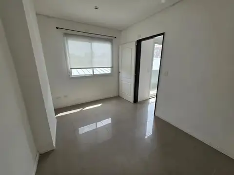 Don Torcuato Centro - Alquiler Apto Profesional oficina/consultorio - 1er piso por escalera. 40 m2