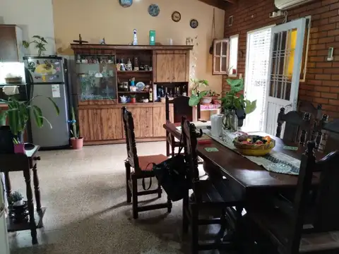 Venta casa 5 ambientes y garaje en Bosques