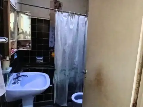 Venta de Casa 3 Ambientes con Local Comercial