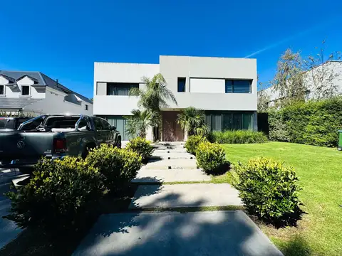 Casa en Rumenco de cinco ambientes con piscina 