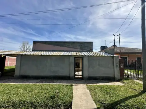 Casa de 3 dormitorios, amplio parque verde, galería con parrilla, lavadero. Ciudad Campana