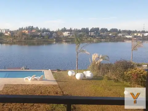 Casa en Venta con 2 cocheras