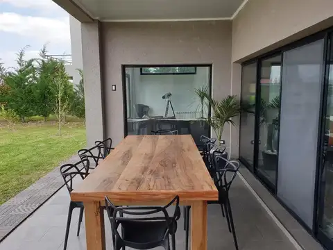 Casa 5 ambientes con 3 baños