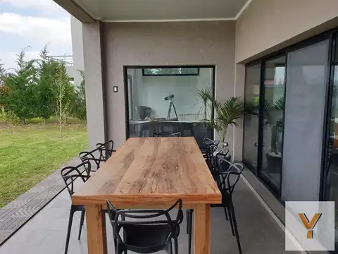 Casa 5 ambientes con 3 baños