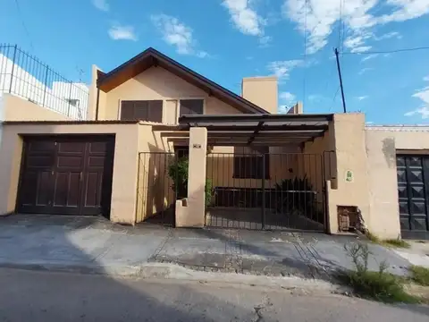 Casa en venta - 2 Dormitorios 2 Baños - 85mts2 - Quilmes