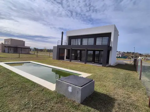 Casa en Venta con 2 cocheras