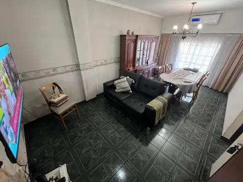 Venta de amplio tres ambientes con cochera en Wilde