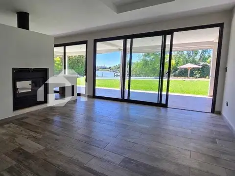 Casa en Venta con 4 cocheras