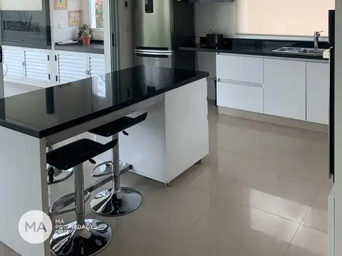 Casa en Alquiler con 1 cochera